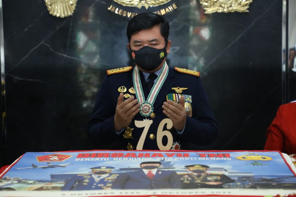 Panglima TNI Menerima...