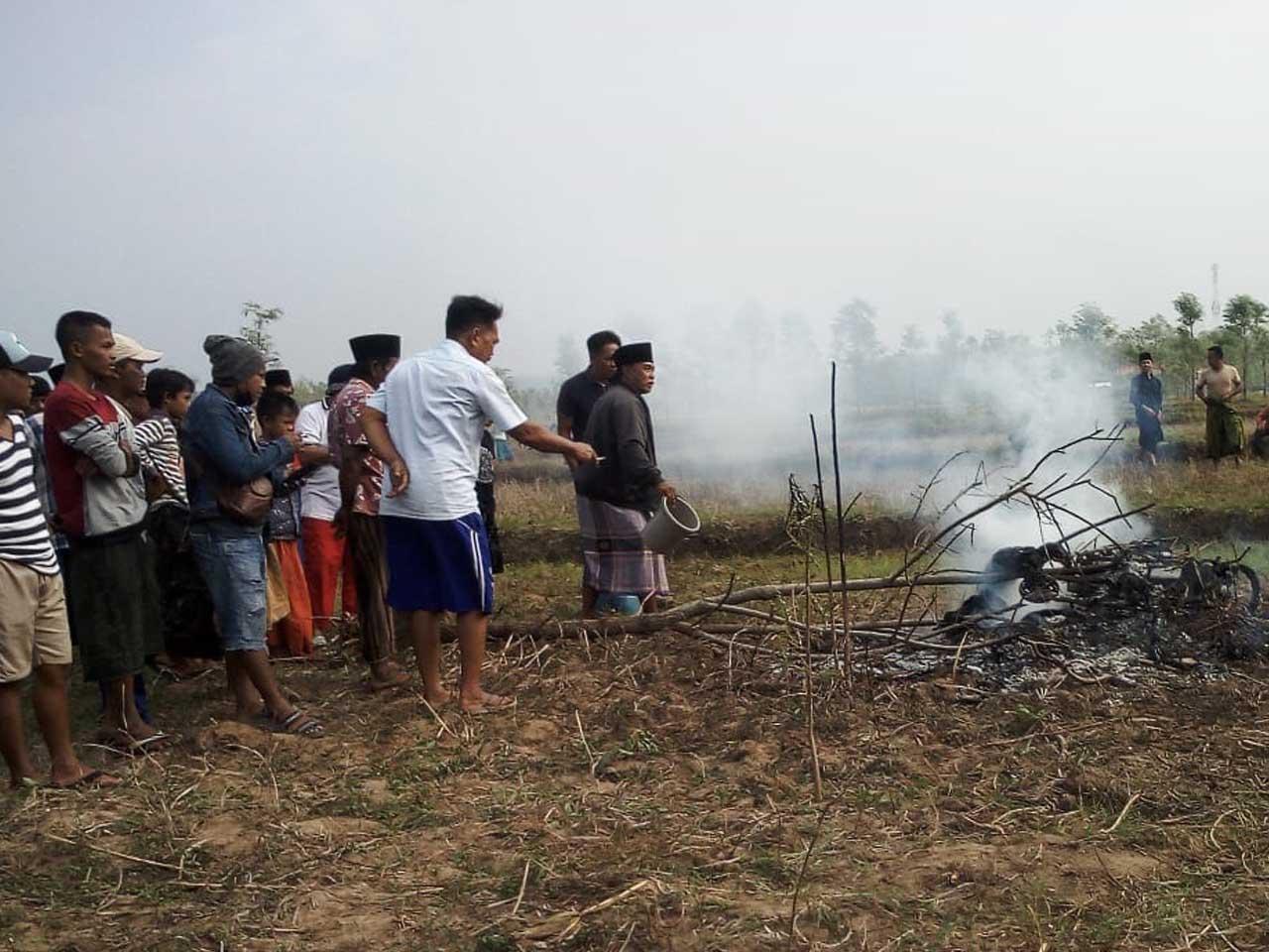 Sadis, Warga Bakar Hidup-Hidup...
