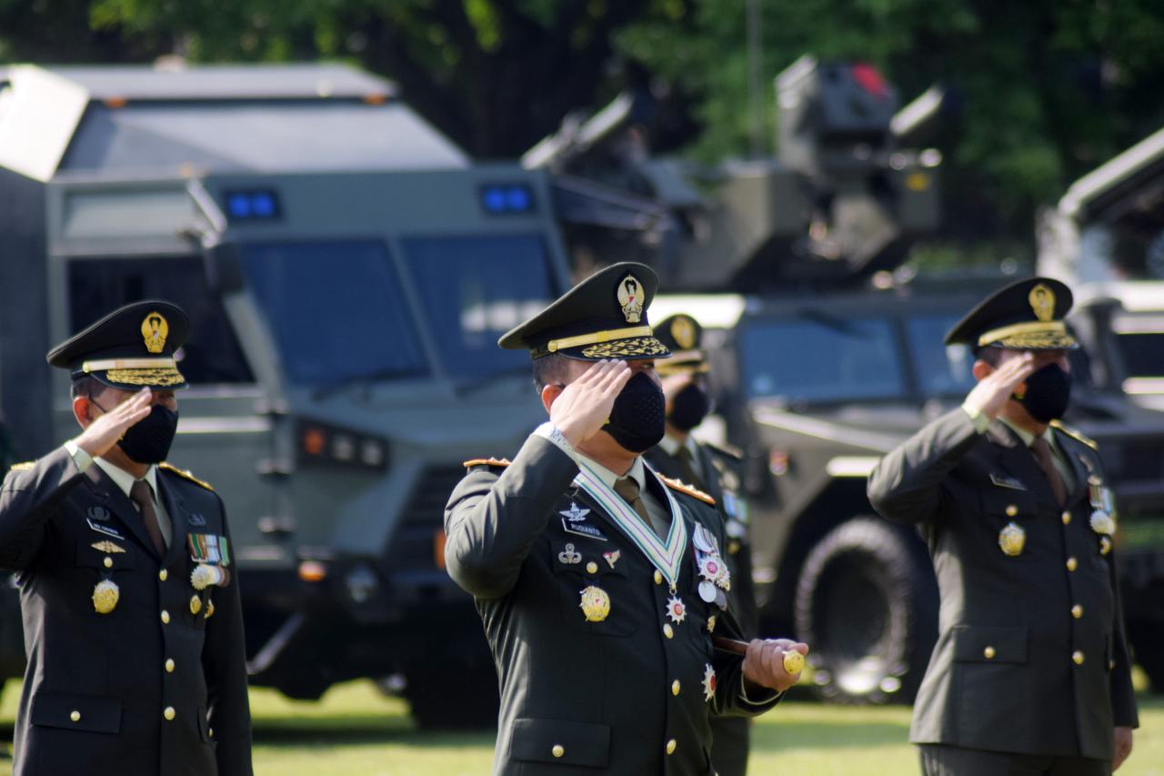 Upacara HUT ke-76 TNI...