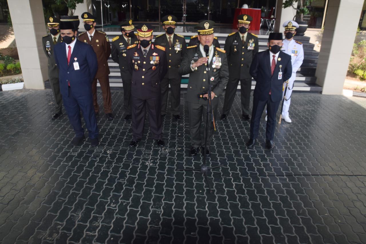 Upacara HUT ke-76 TNI...