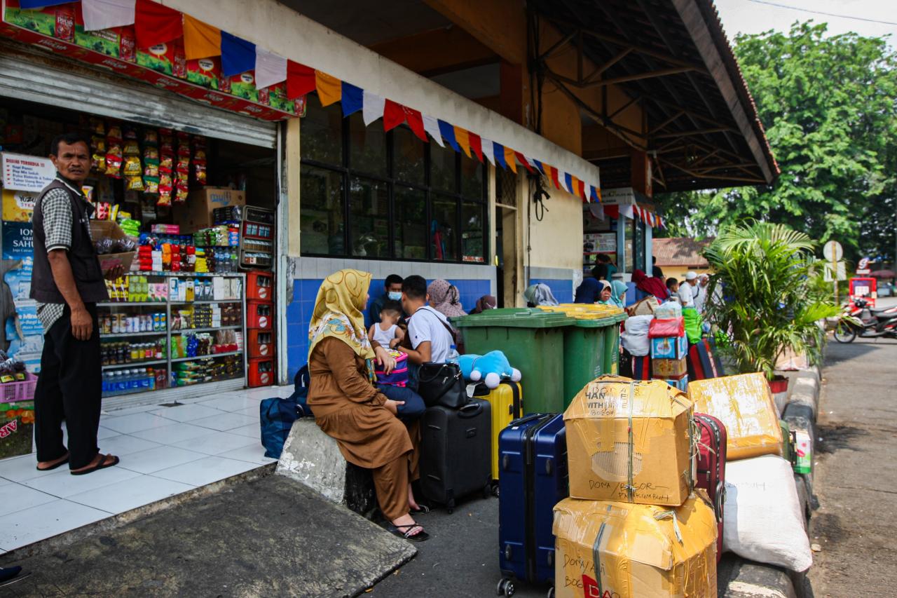Penumpang Bus di Terminal...