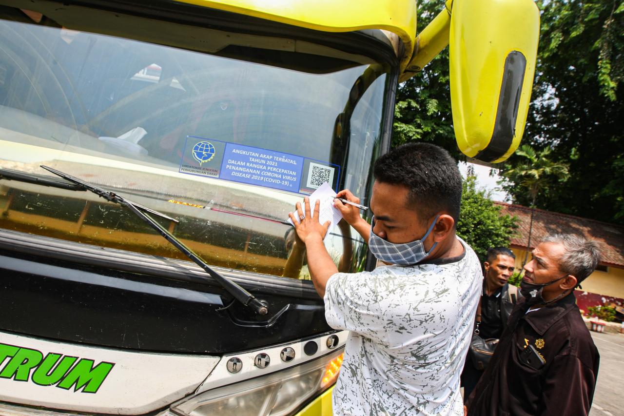 Penumpang Bus di Terminal...