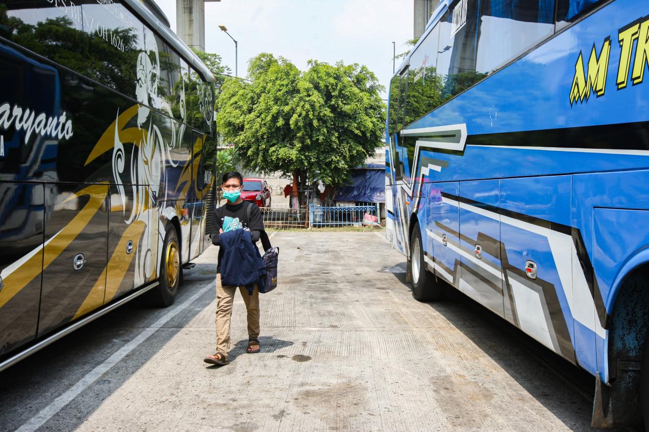 Penumpang Bus di Terminal...