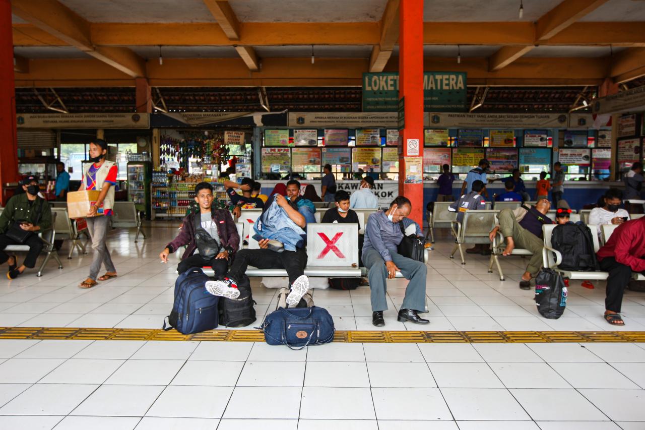 Penumpang Bus di Terminal...