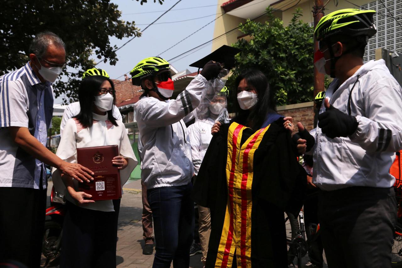 Bikin Kejutan, Rektor...