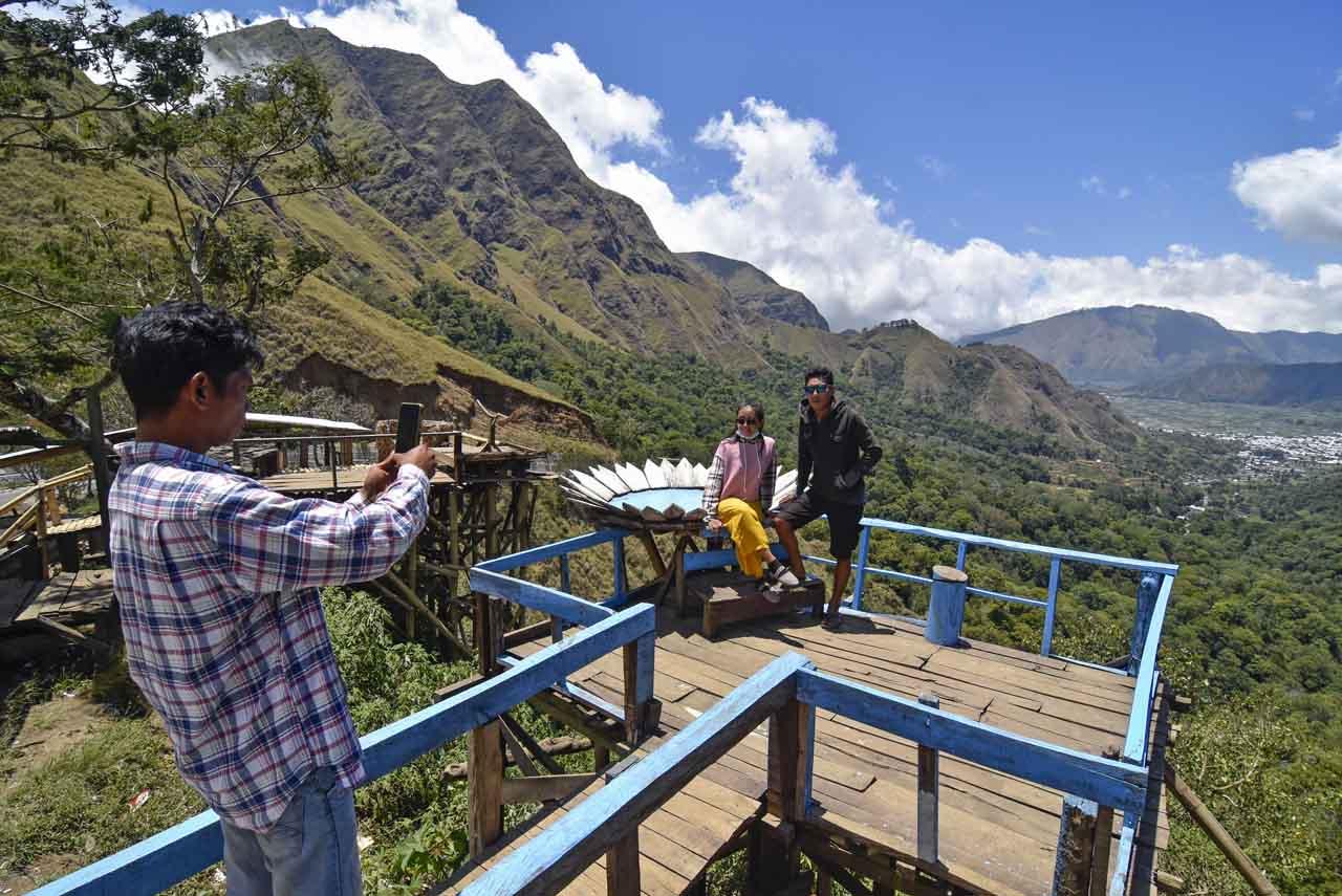 Menikmati Wisata Alam...