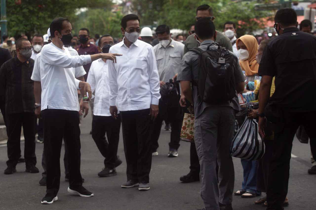 Kunjungi Malioboro,...