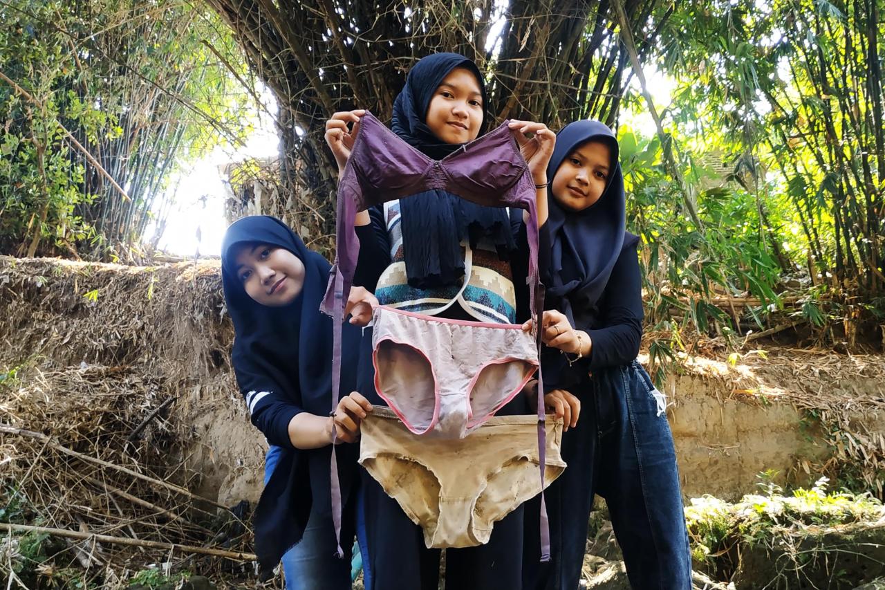 Miris, Celana Dalam...