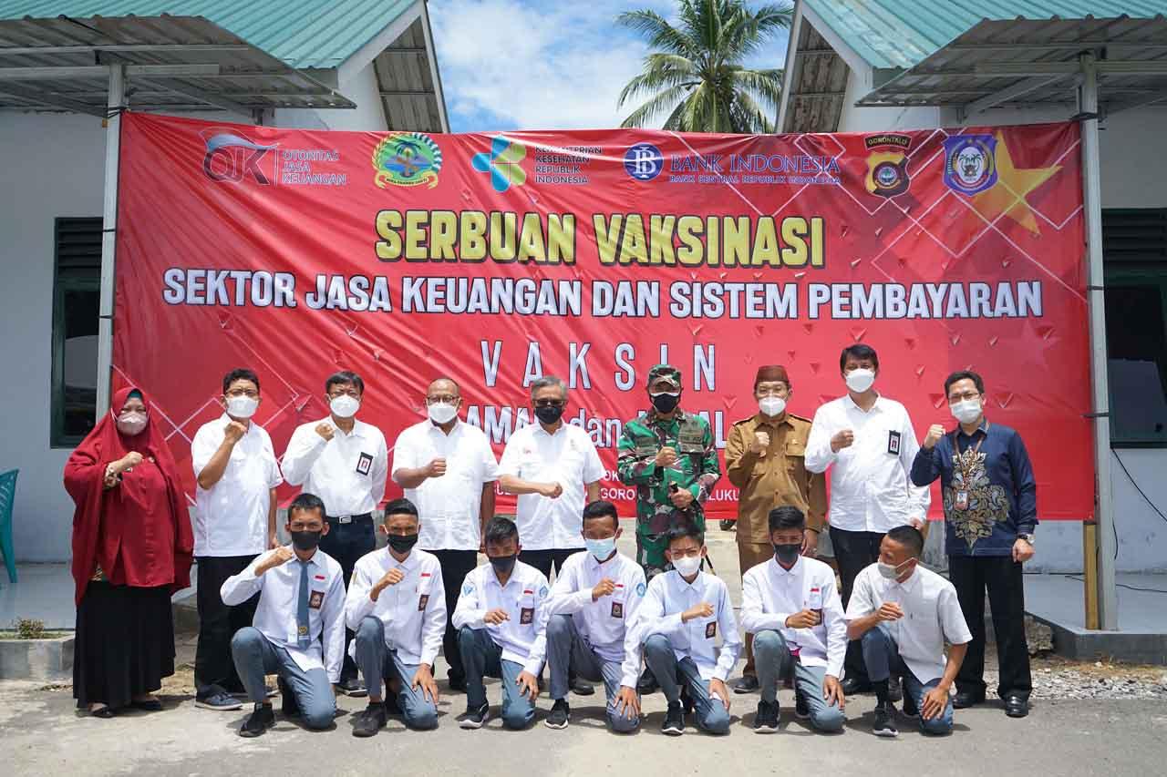 OJK Gelar Vaksinasi...