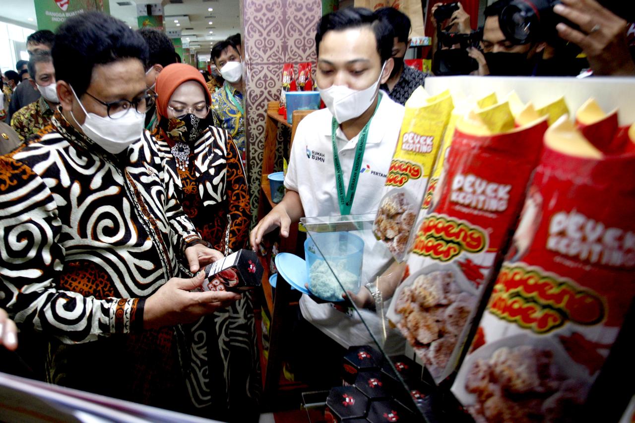 Menteri Kunjungi Stand...