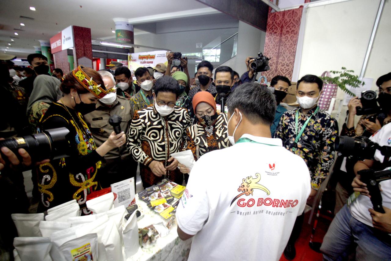 Menteri Kunjungi Stand...