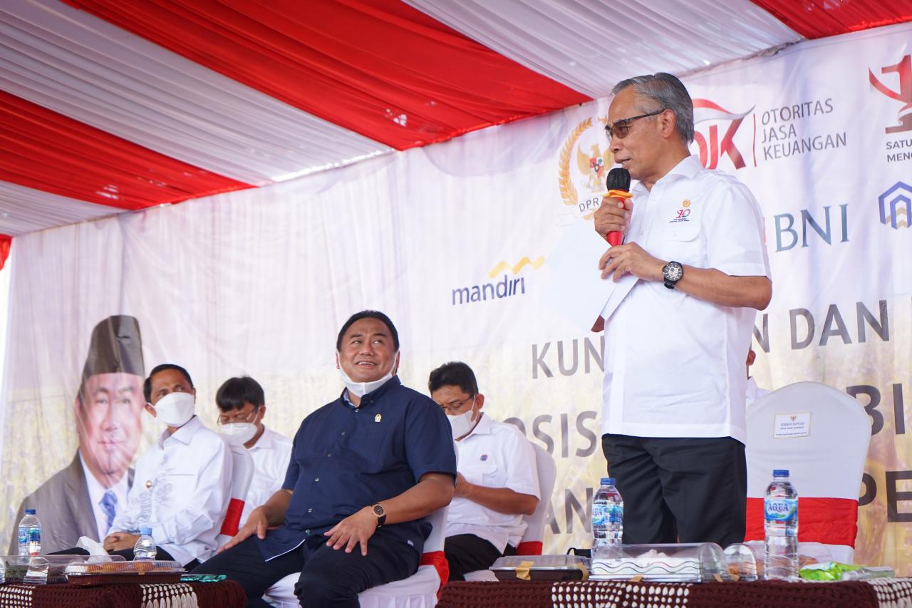 OJK Salurkan Bantuan...