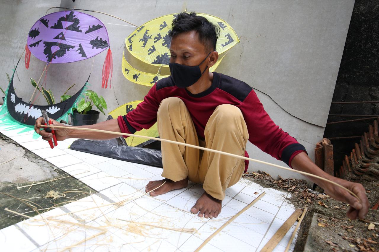 Perajin Layangan Koang...