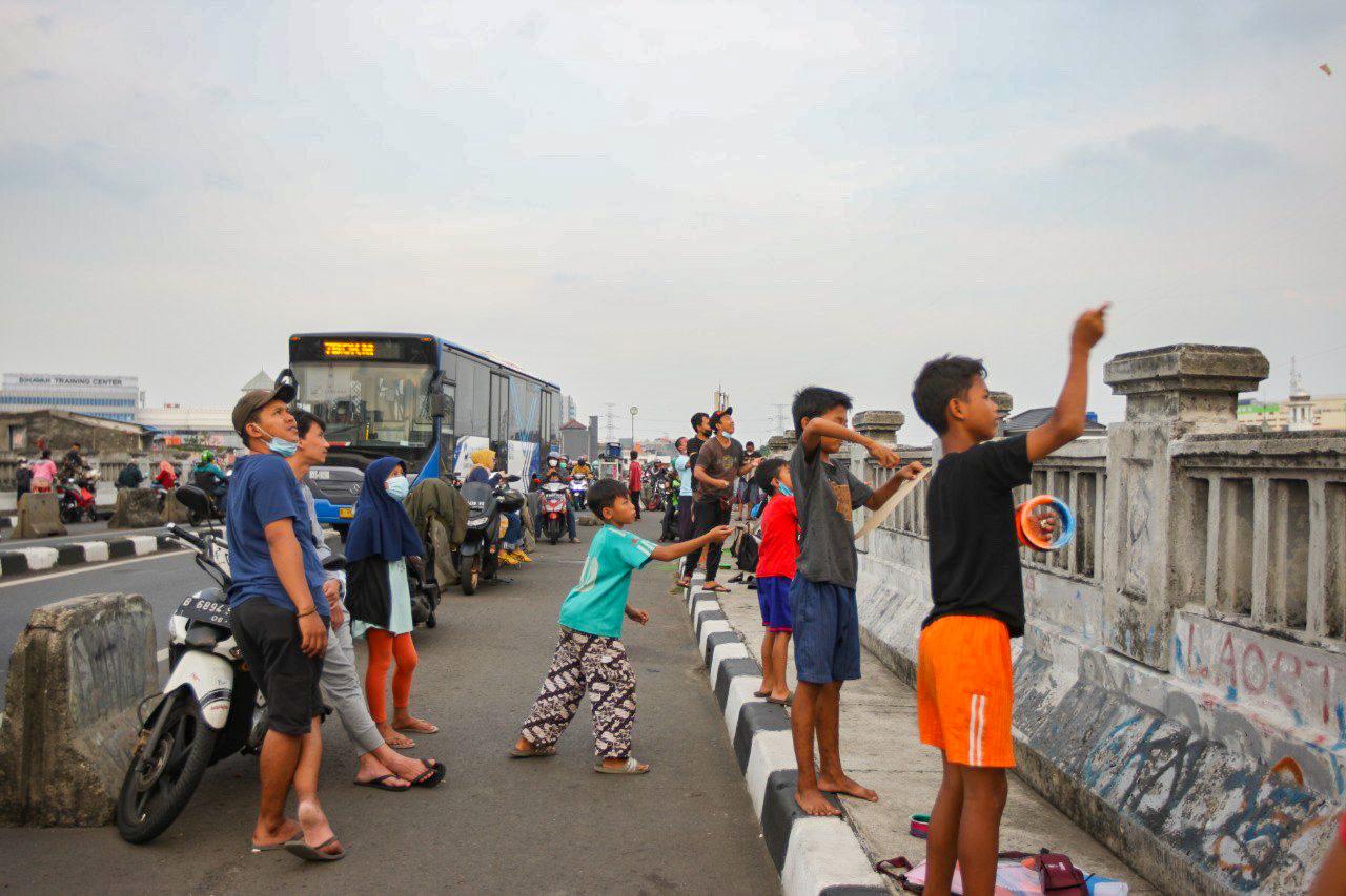 Keseruan Warga Bermain...
