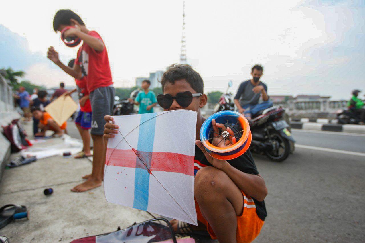 Keseruan Warga Bermain...