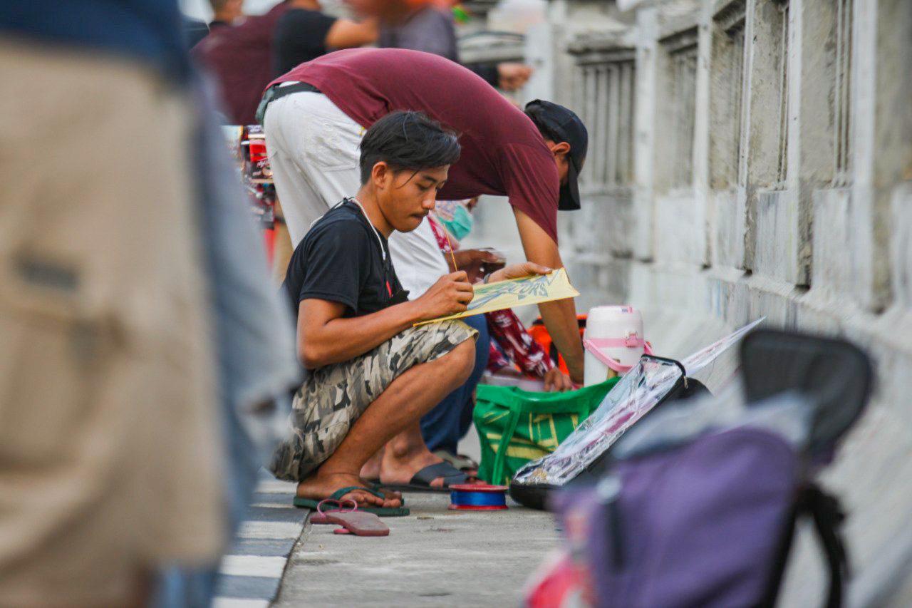 Keseruan Warga Bermain...