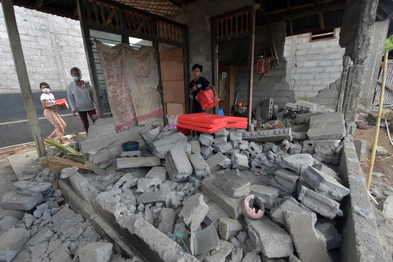 Dampak Gempa Bumi di...