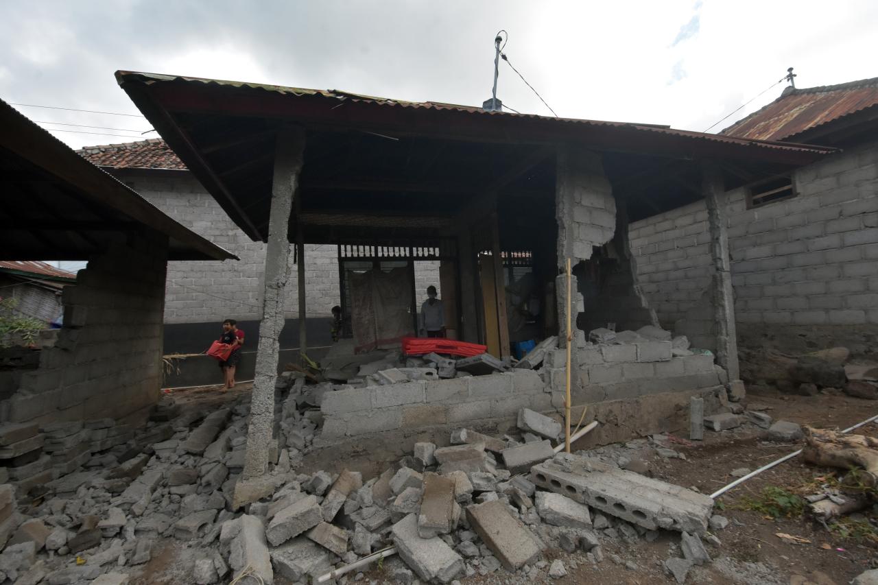 Dampak Gempa Bumi di...