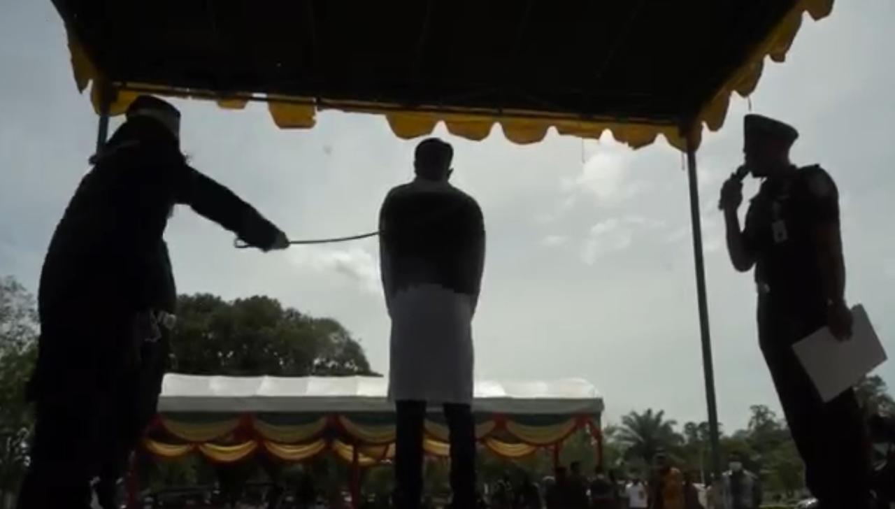 Dua Pemuda Dihukum Cambuk...