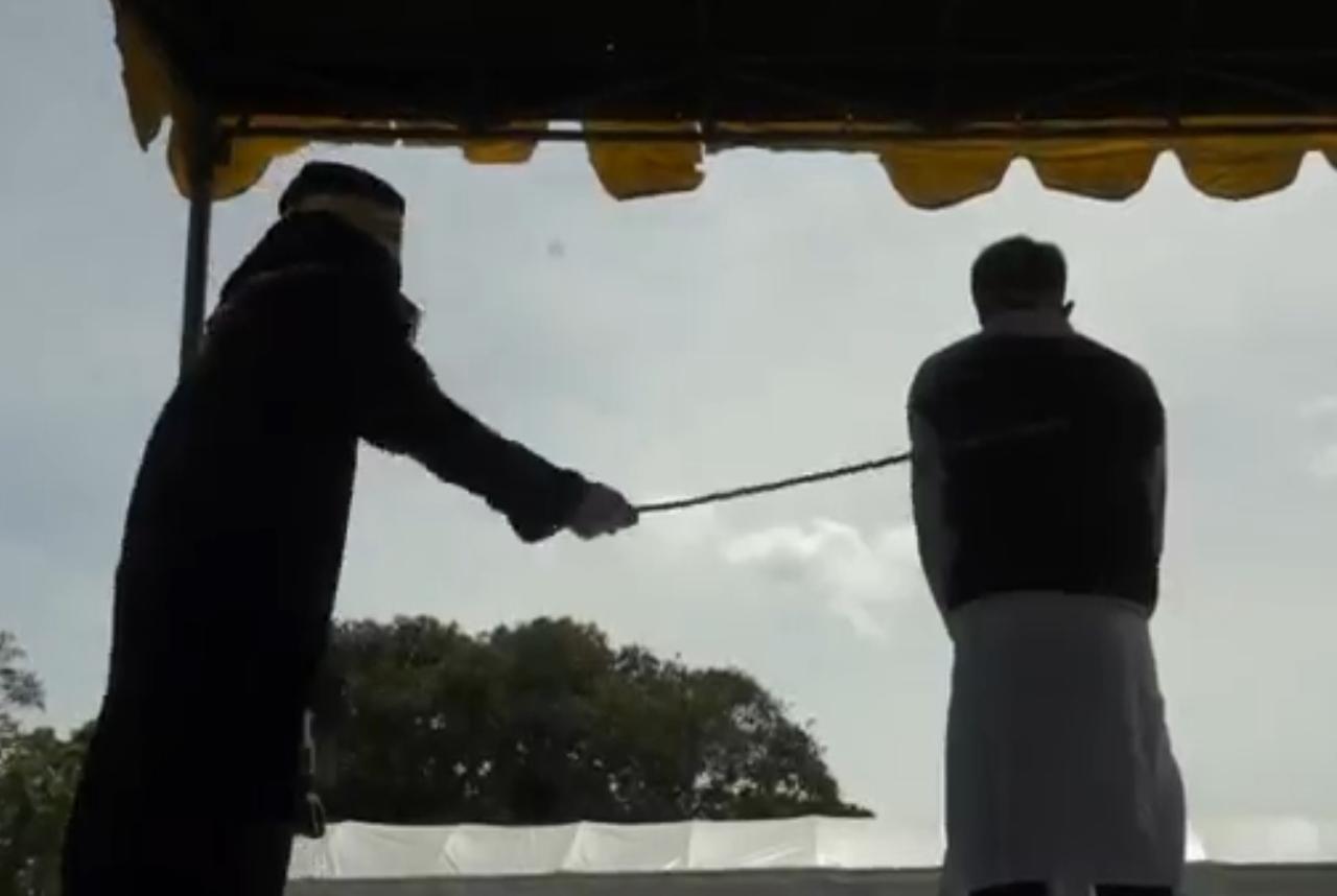 Dua Pemuda Dihukum Cambuk...