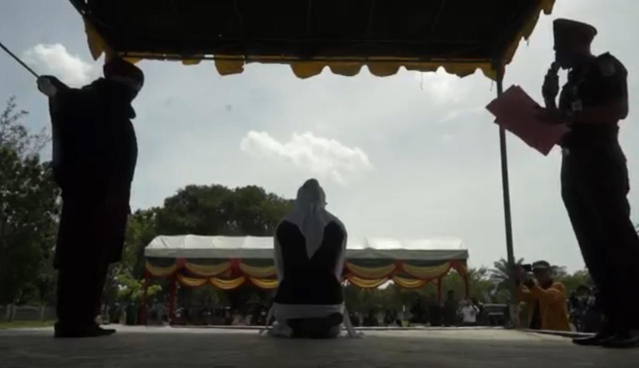 Dua Pemuda Dihukum Cambuk...