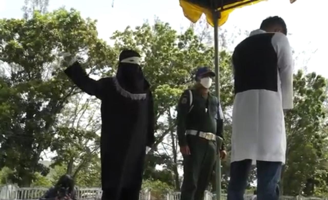 Dua Pemuda Dihukum Cambuk...