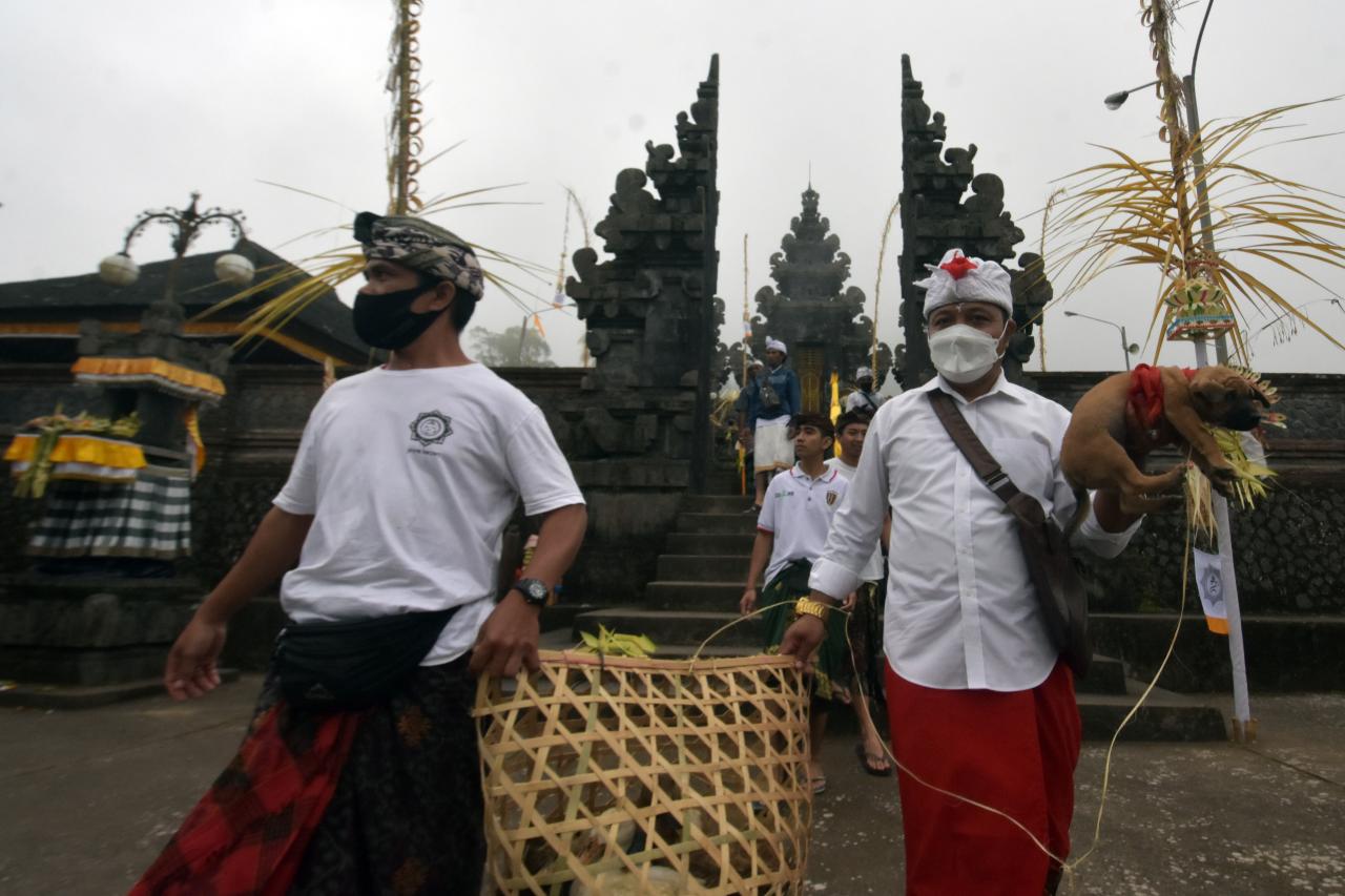 Mengintip Ritual Penyucian...