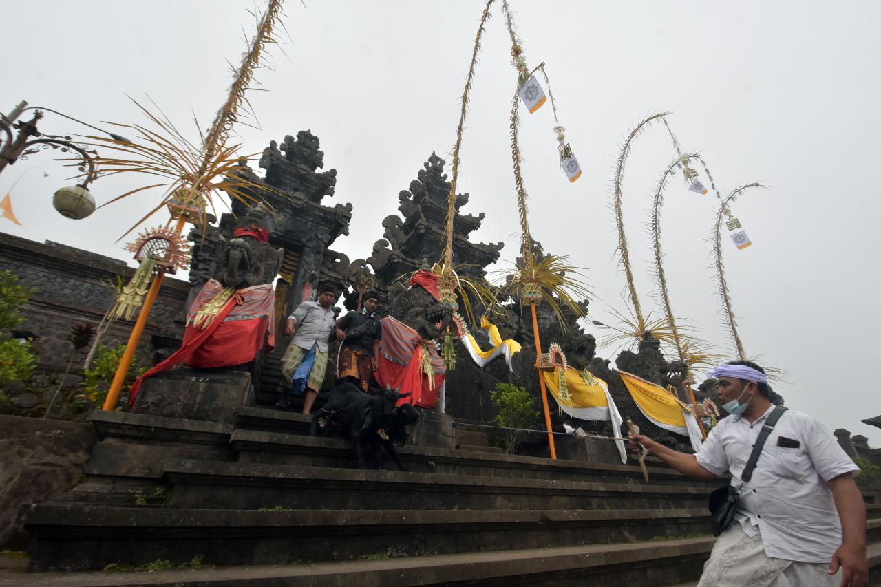 Mengintip Ritual Penyucian...
