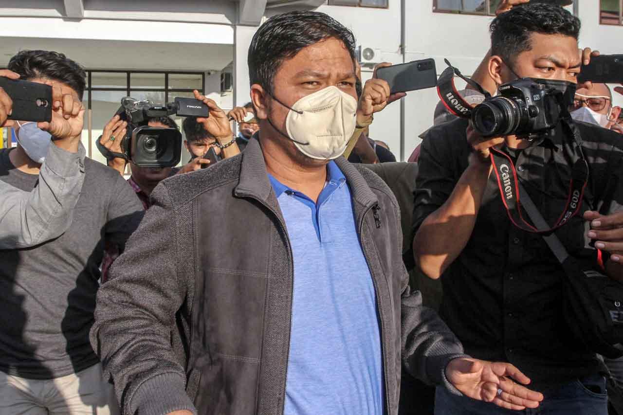 Tinggalkan Mapolda Riau,...