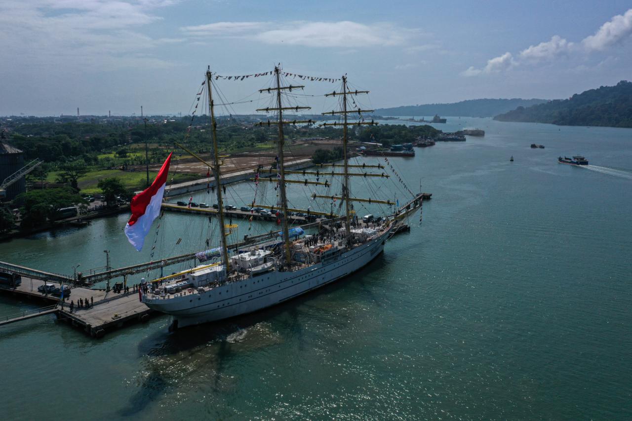 Tiba di Cilacap, Komandan...