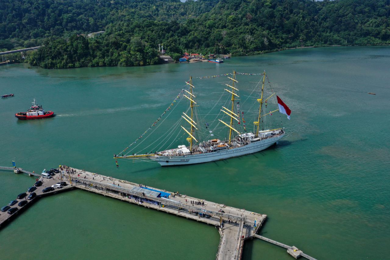 Tiba di Cilacap, Komandan...