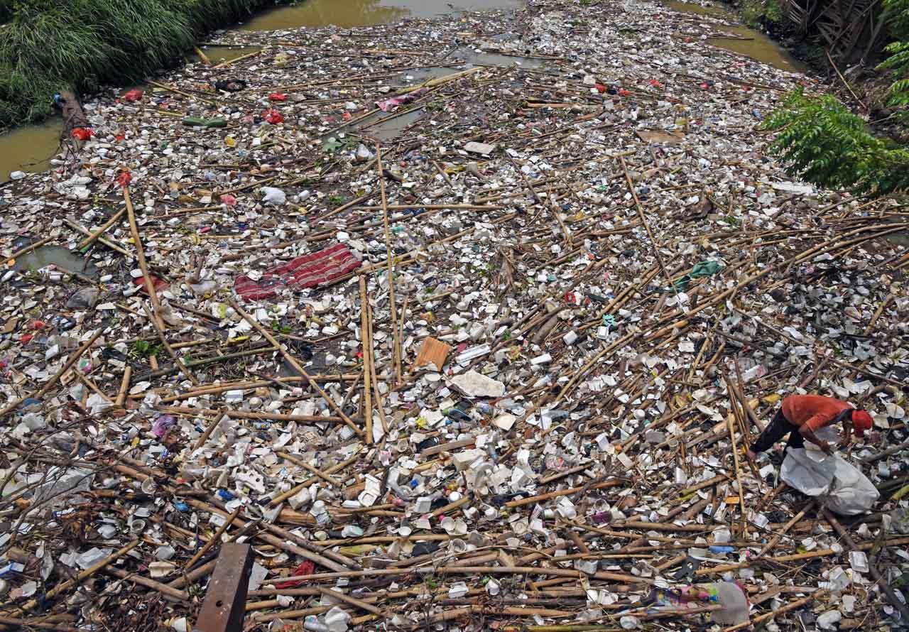 Sampah Menumpuk di Muara...
