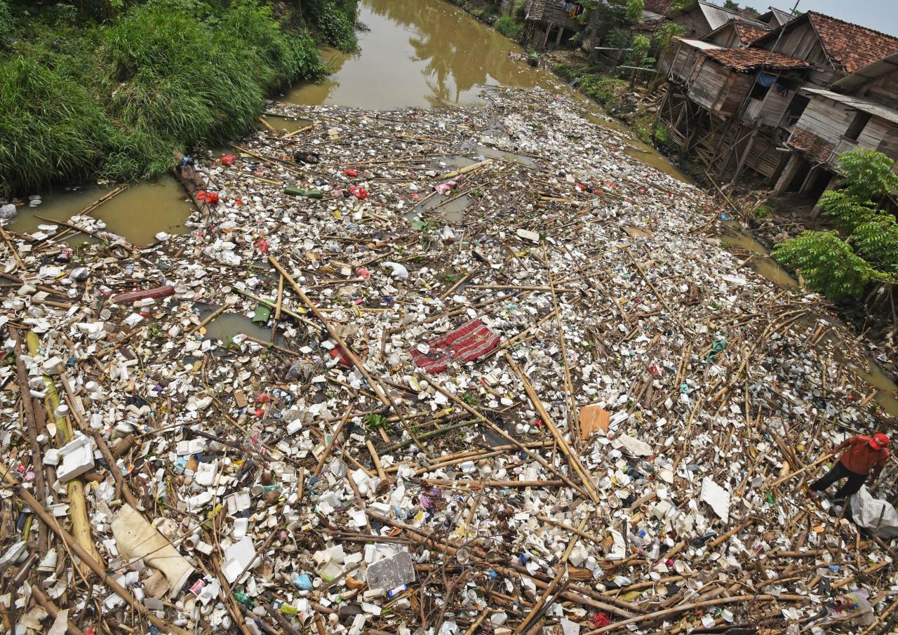 Sampah Menumpuk di Muara...
