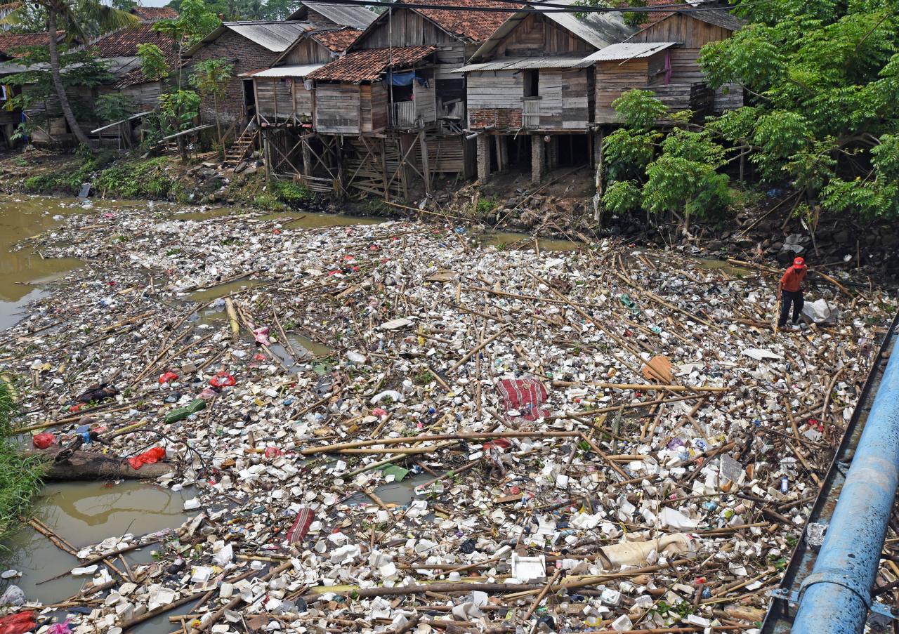 Sampah Menumpuk di Muara...