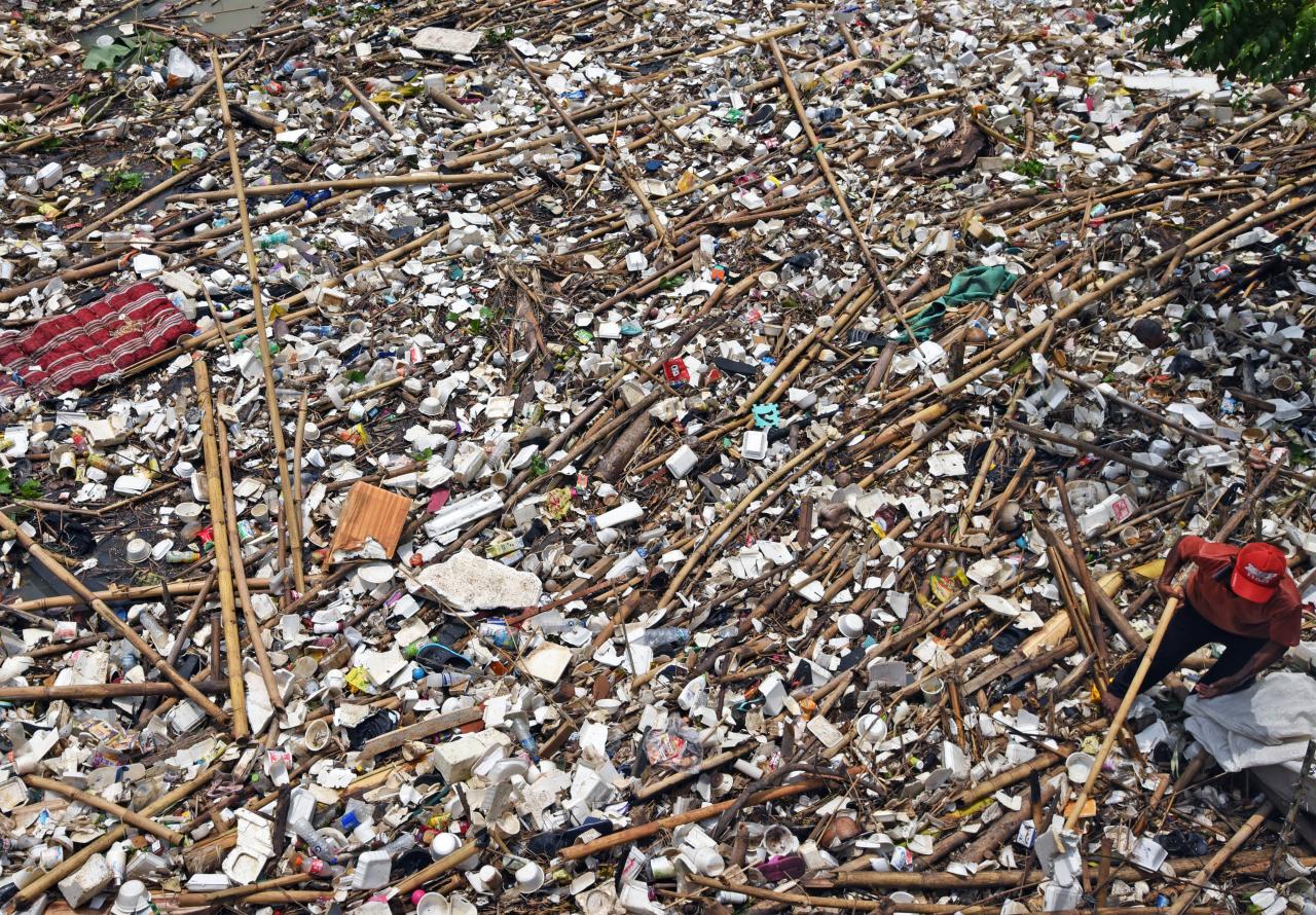 Sampah Menumpuk di Muara...