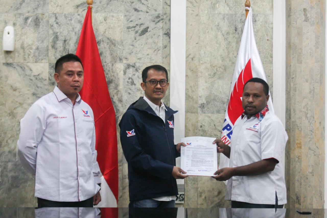 Sekjen DPP Perindo Serahkan...