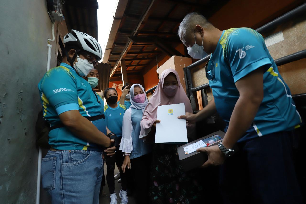 Penyerahan Bantuan PLN...