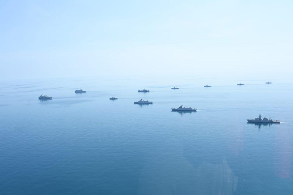 Puluhan Kapal Perang...