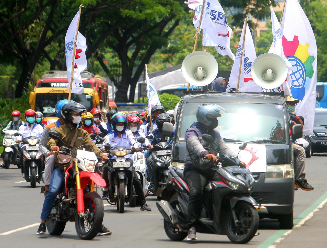 Puluhan Buruh Semarang...