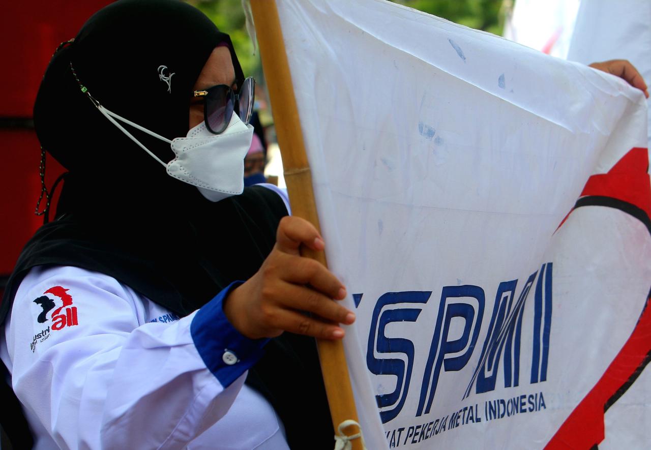 Puluhan Buruh Semarang...