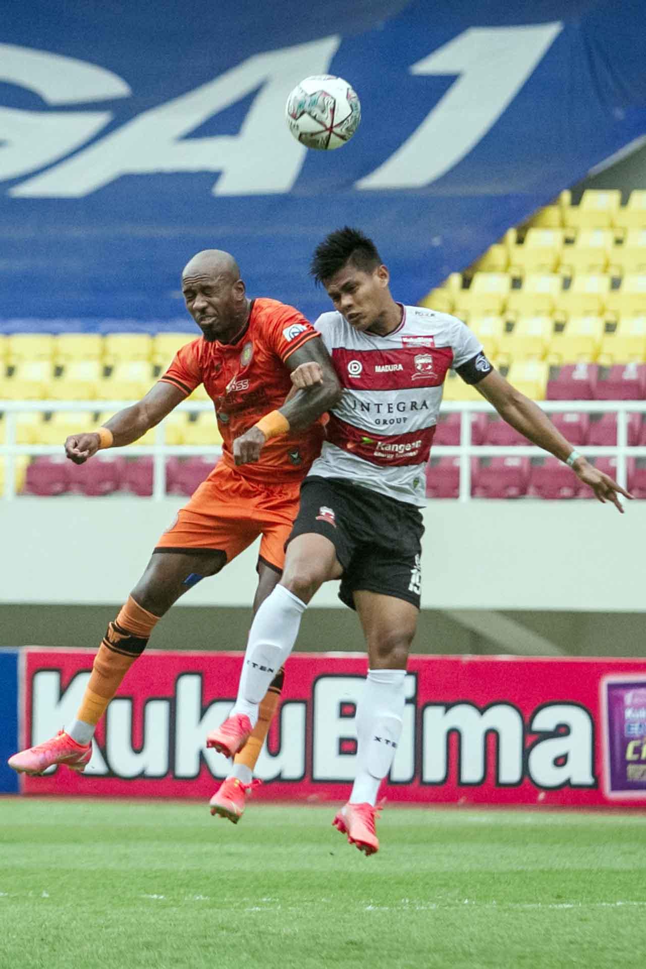 Madura United FC Bungkam...