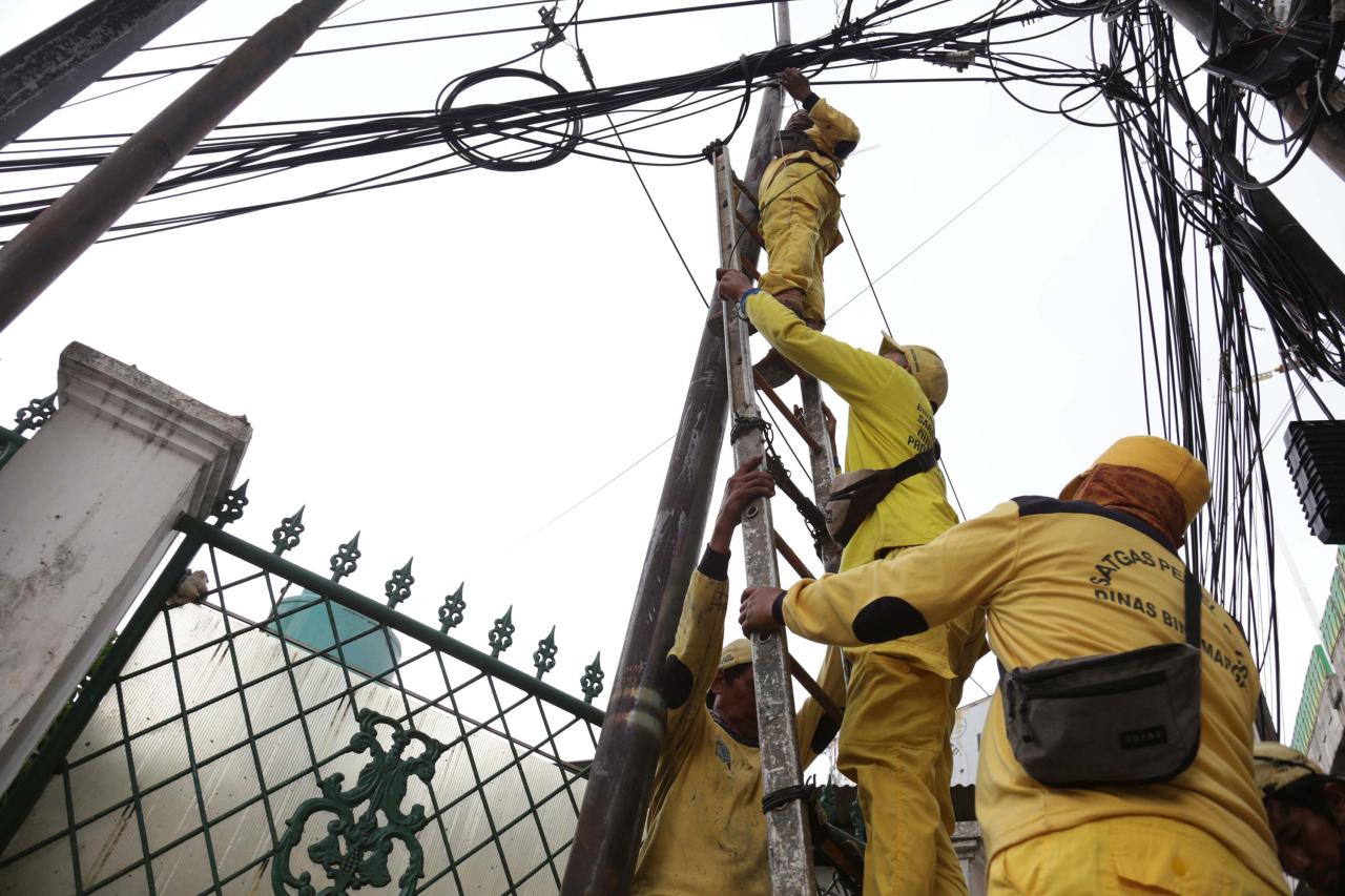 Penertiban Kabel Semrawut...