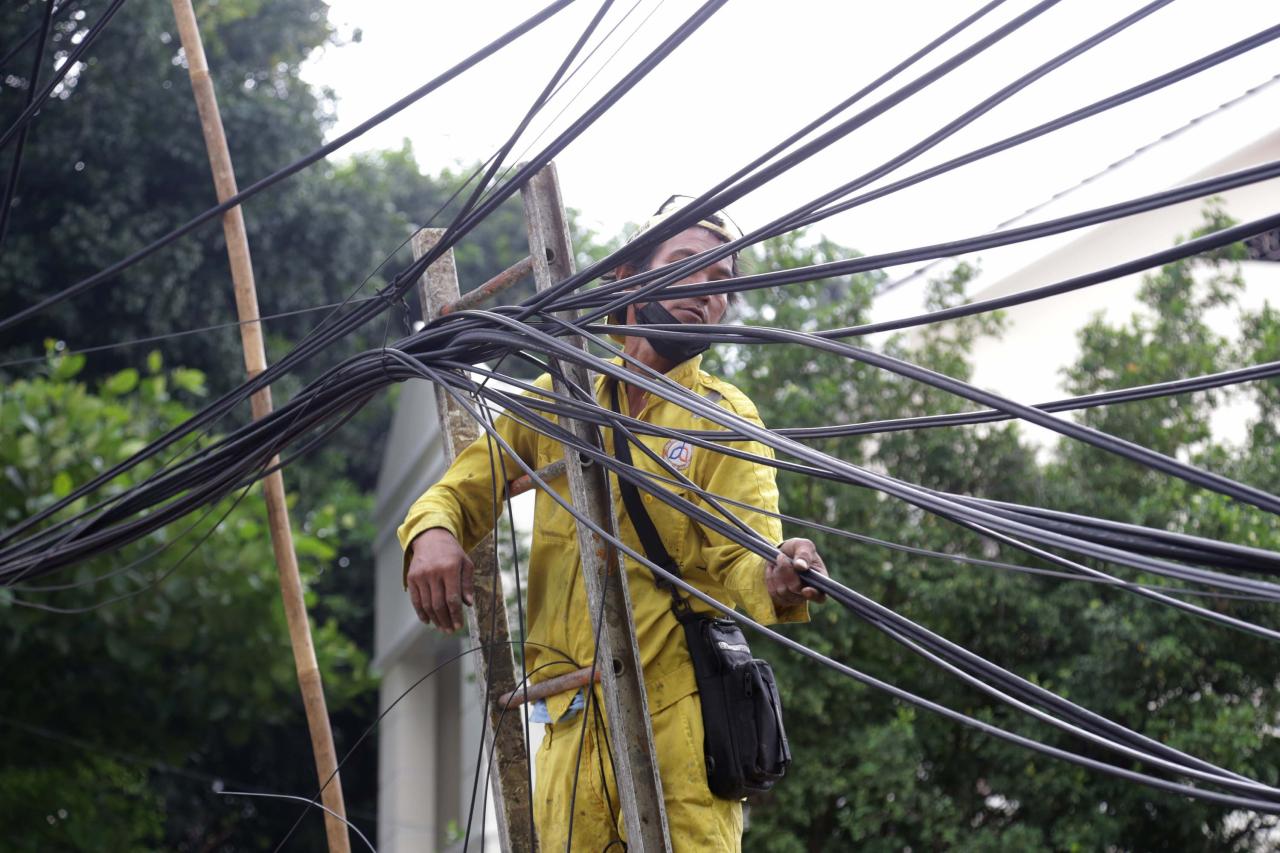 Penertiban Kabel Semrawut...