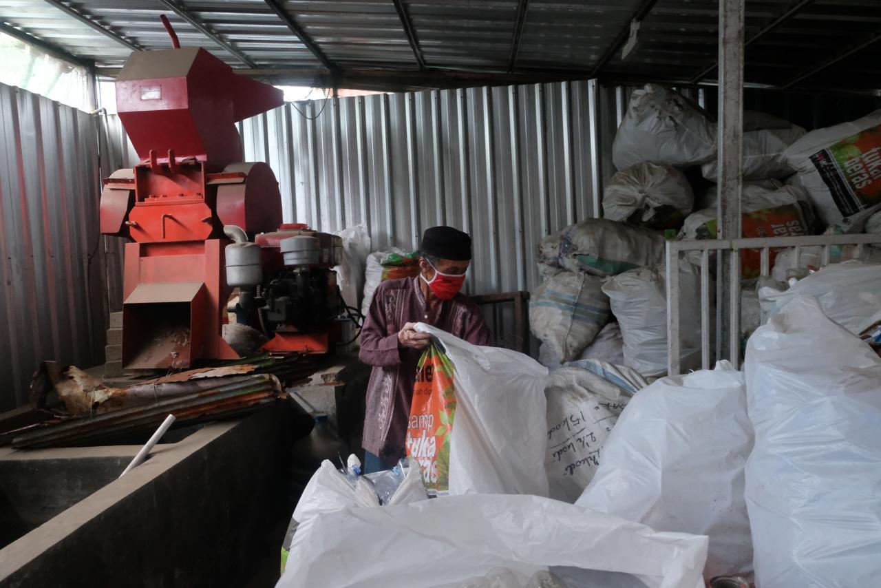 Menukar Sampah Jadi...