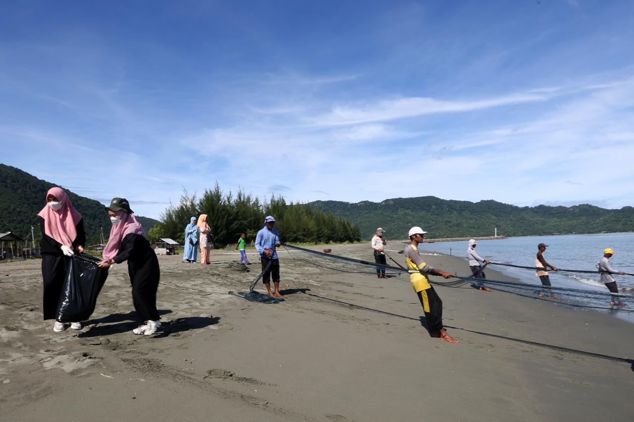 Aksi Bersih Pantai Peringati...