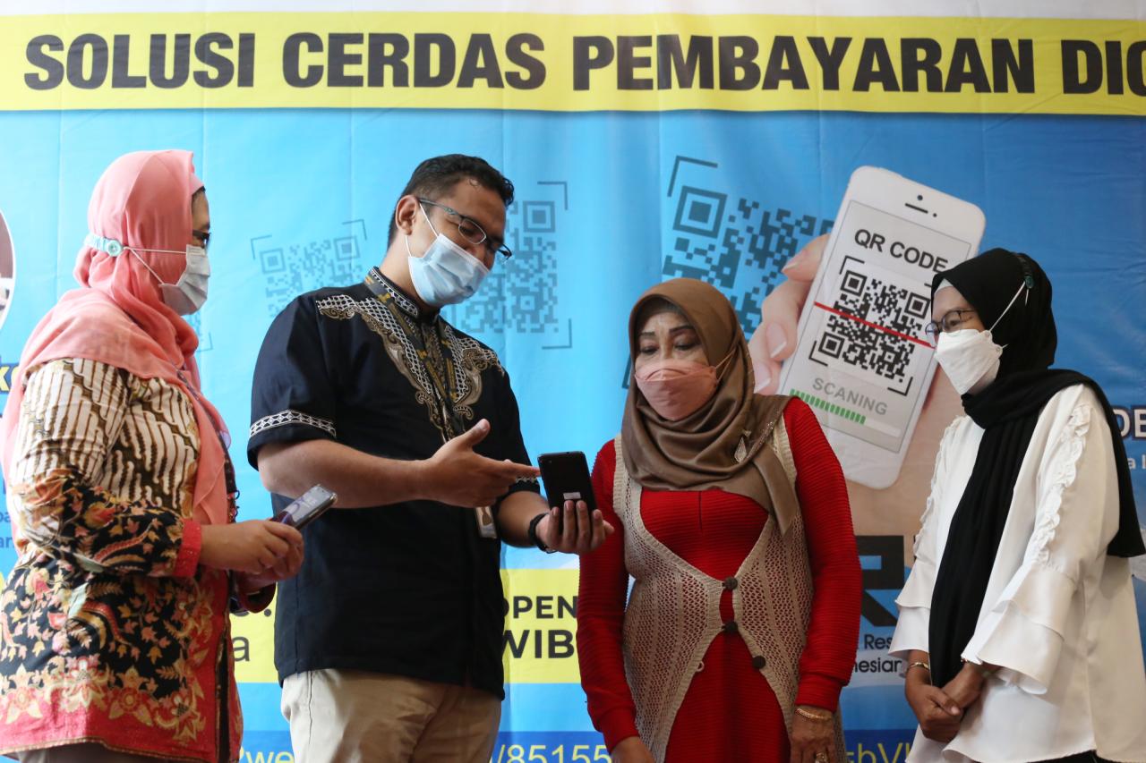 Indah Kurnia Dorong...