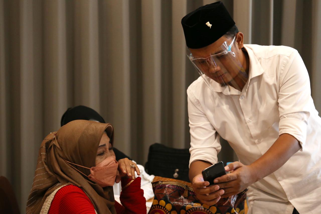 Indah Kurnia Dorong...