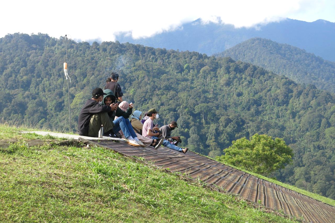 Libur Akhir Pekan, Bukit...
