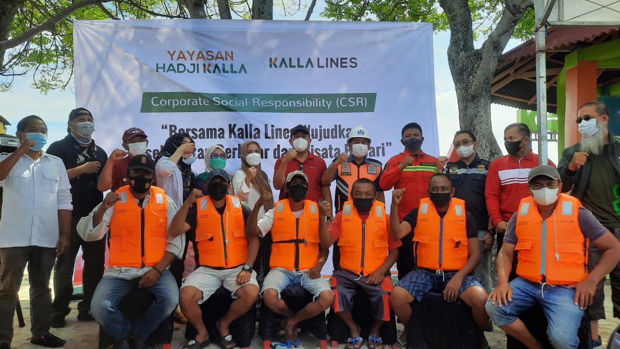 Pembagian Jaket Pelampung...