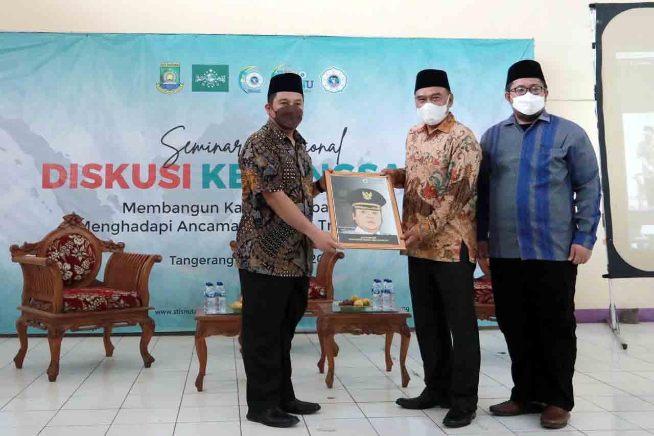 Seminar Menghadapi Ancaman...